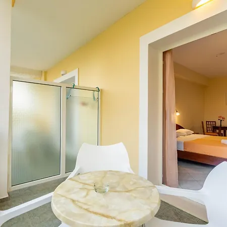 アパートホテル Kosmos St4 In Agios Stefanos 4*