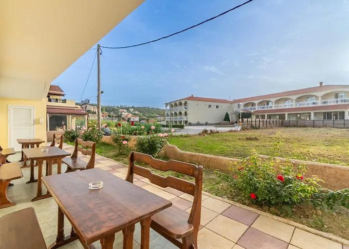 Kosmos St4 In Agios Stefanos מלון דירות 4*